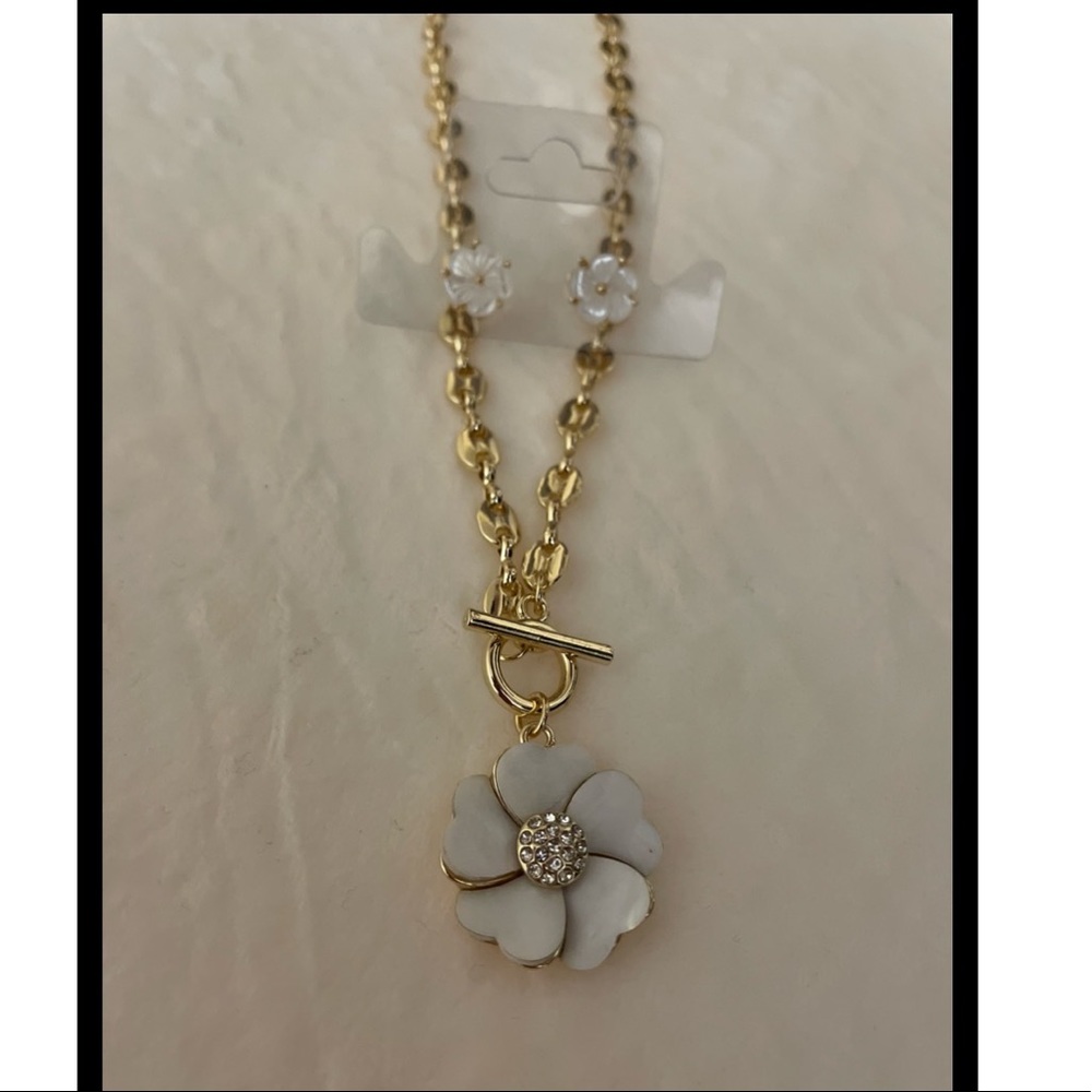 gold color necklace with white flower pendant new trend for summer.